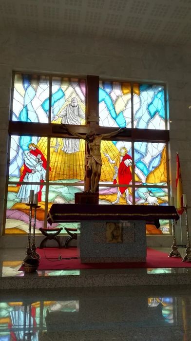Altar mayor de la parroquia, con la vidriera de la Crucifixión