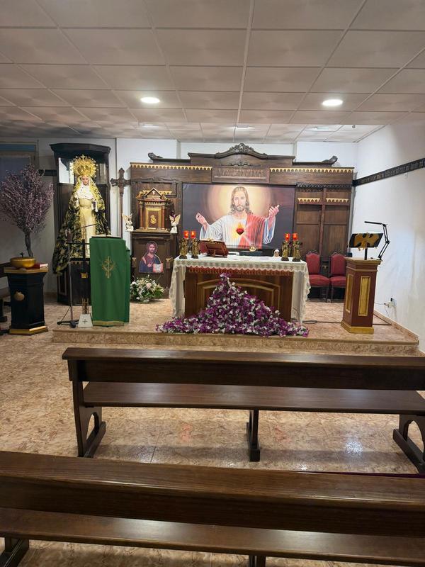 Capilla con el altar y el Sagrado Corazón de Jesús