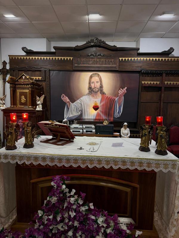 Altar de la capilla con el Sagrado Corazón