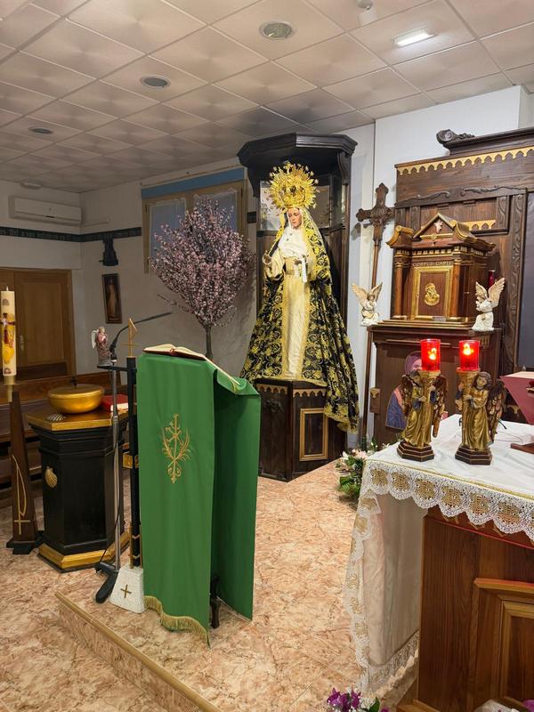 Imagen de la Virgen Dolorosa en la capilla, junto al sagrario