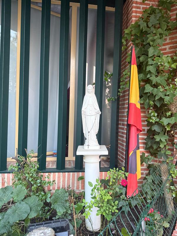 Imagen de la Virgen con el rosario, junto a la entrada