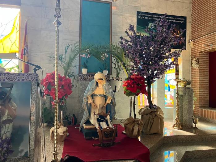 Imagen de la Virgen junto al altar, en la parroquia
